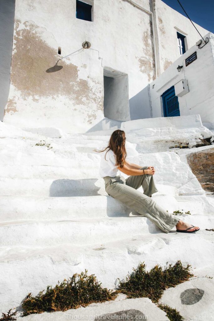 Gwen in Sifnos op witte trappen