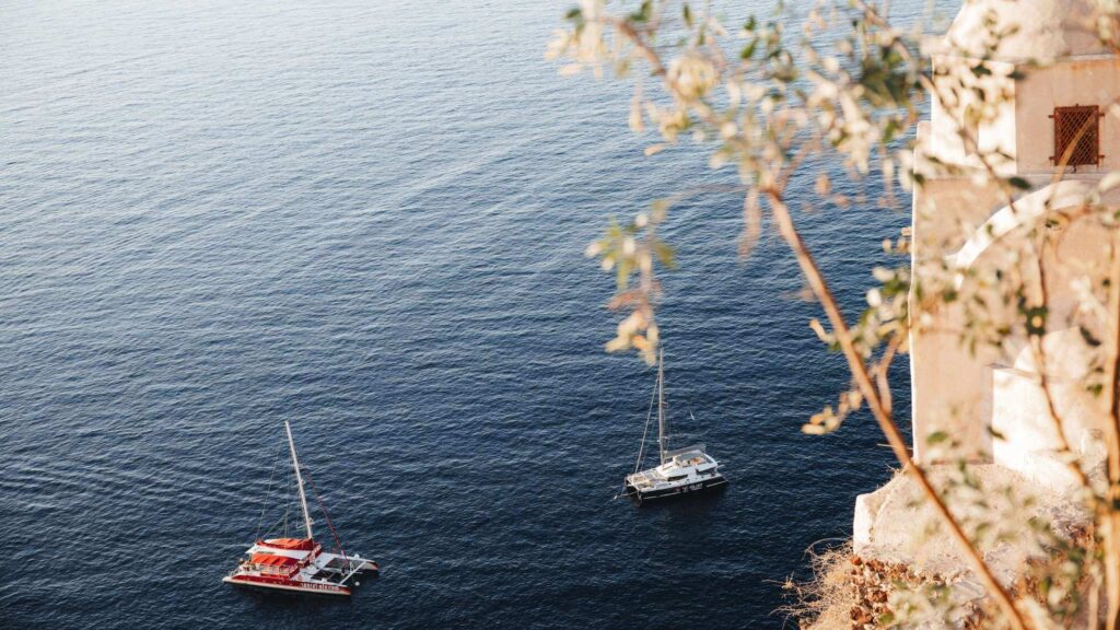 Uitzichtpunt op Santorini tijdens eilandhoppen Griekenland met catamarans in zee
