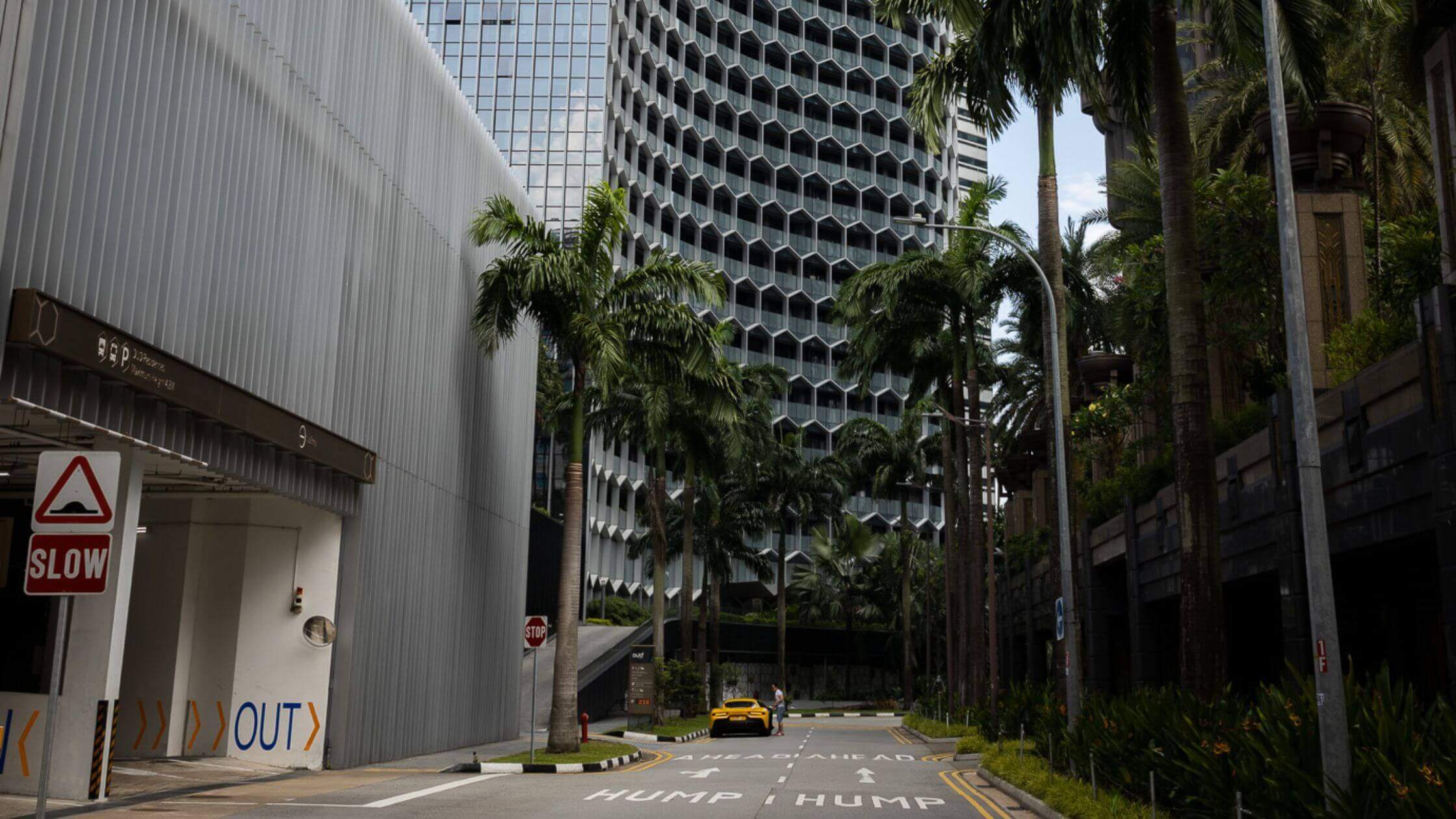 Straat in Singapore met gele sportauto - Reizen van Singapore naar Malakka