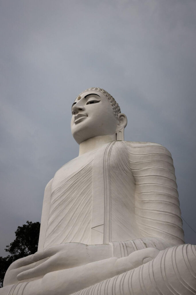 Witte Buddha bij Srī Mahā Bōdhi tempel