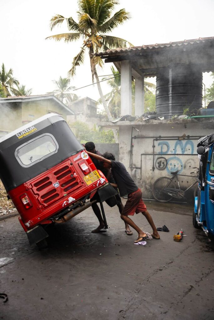 Tuktuk bij de garage in Sri Lanka