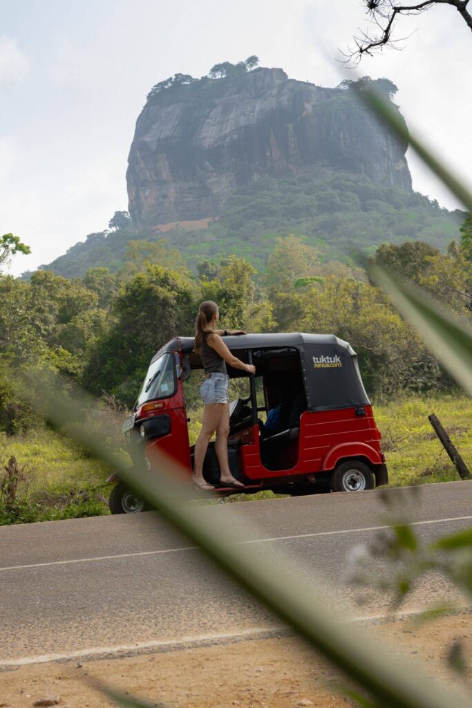 Pidurangala Rock beklimmen in Sri Lanka: alles wat je moet weten! 6 Tuktuk in Sigiriya