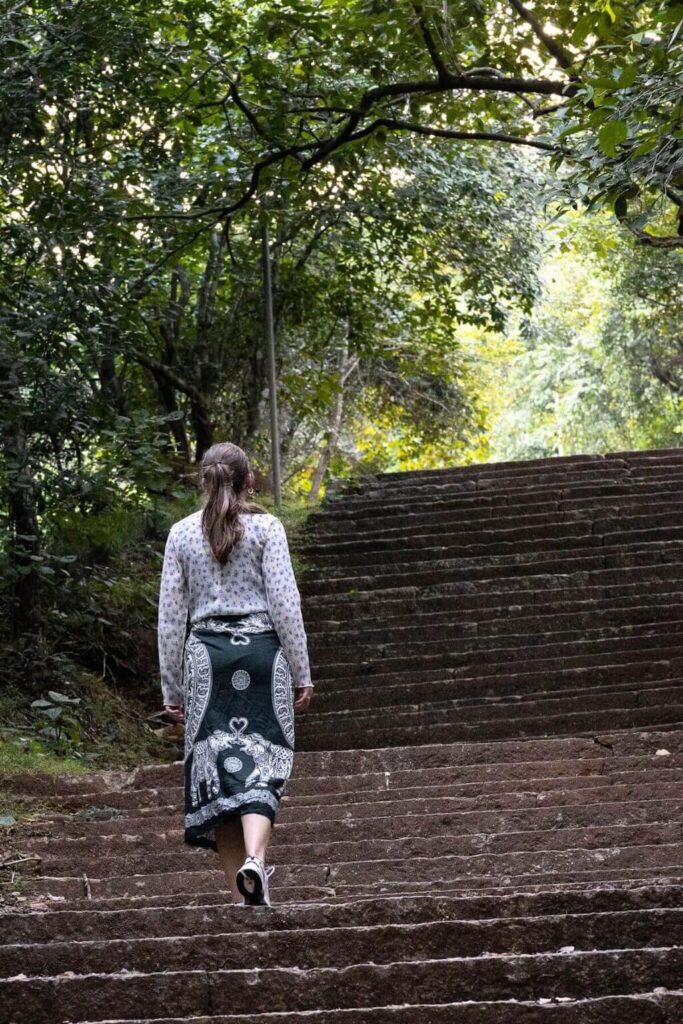 Weg naar Elephant Pagoda in Anuradhapura