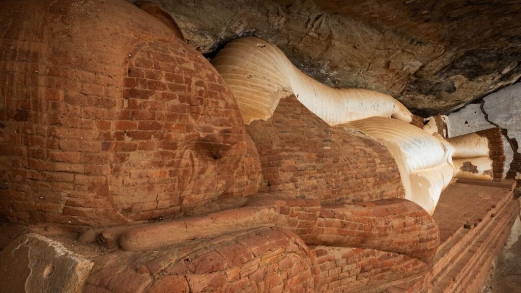 Pidurangala Rock beklimmen in Sri Lanka: alles wat je moet weten! 7 Buddha bij Pidurangala Rock, Sigiriya