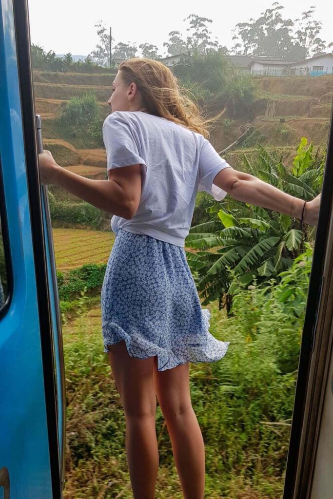 Gwen hangend uit trein Kandy-Ella, Sri Lanka