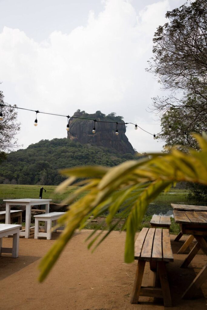 Pidurangala Rock beklimmen in Sri Lanka: alles wat je moet weten! 5 Sigiriya, Lion Rock uitzicht vanaf restaurant