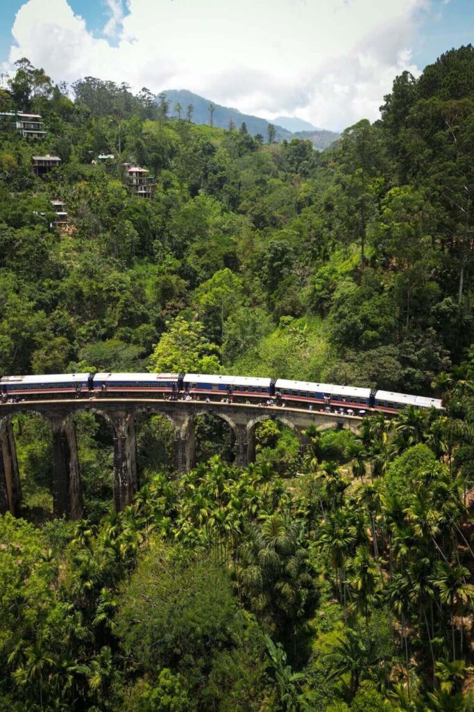 Trein Kandy-Ella op Ella Bridge, Sri Lanka