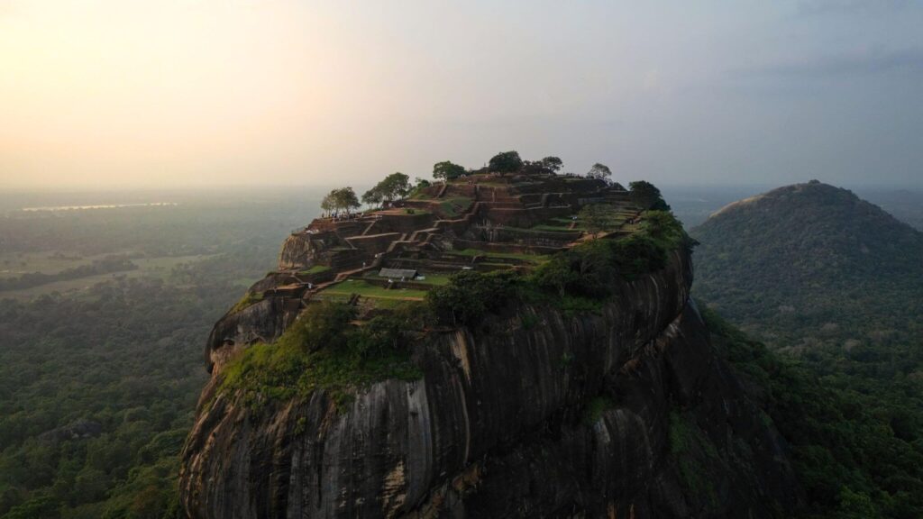 Pidurangala Rock beklimmen in Sri Lanka: alles wat je moet weten! 11 Lion Rock met zonsondergang in Sigiriya, Sri Lanka
