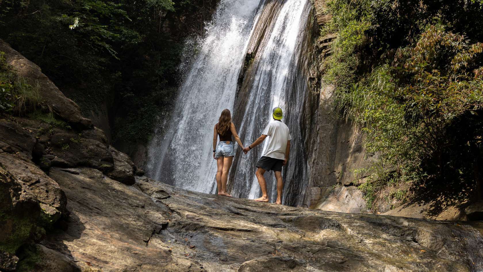 Melvin & Gwen bij de Pallawela waterval in Ella, Sri Lanka