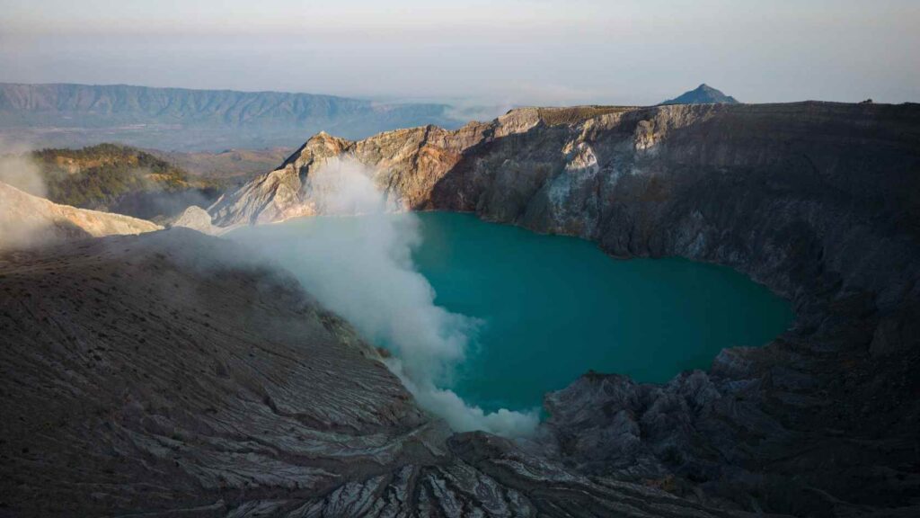 Rondreis Java: de mooiste reisroute voor 1, 2 of 3 weken 26 Ijen krater in Java - Thousandtravelmiles