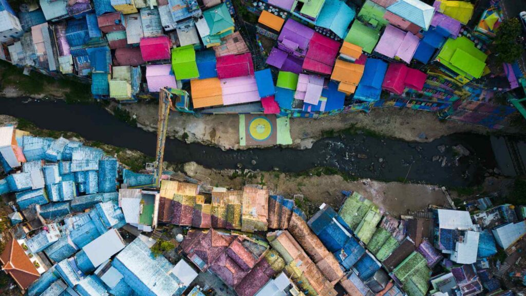 Rondreis Java: de mooiste reisroute voor 1, 2 of 3 weken 19 Jodipan vanaf bovenaf. Het Kleurrijke Regenboogdorp in Malang, Java