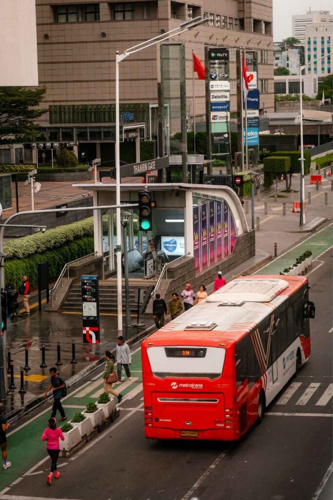 Rondreis Java: de mooiste reisroute voor 1, 2 of 3 weken 8 Straat met rode bus in Java