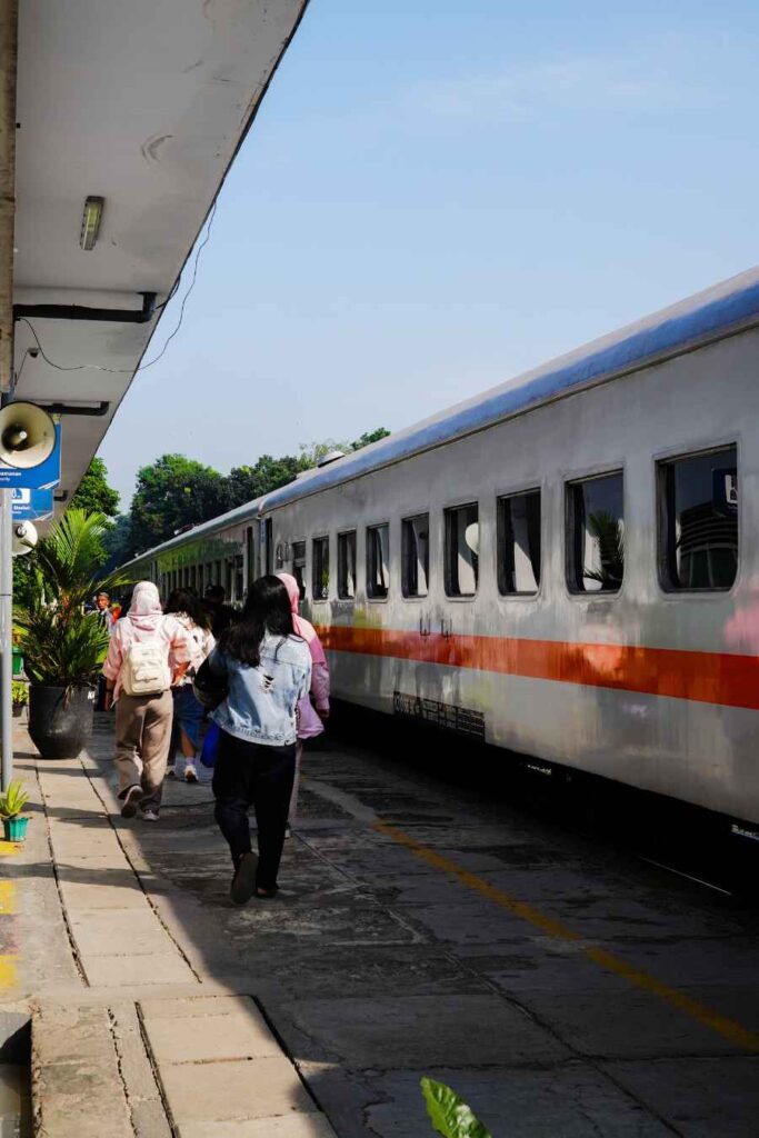 Rondreis Java: de mooiste reisroute voor 1, 2 of 3 weken 7 Stilstaande trein in Java op het station