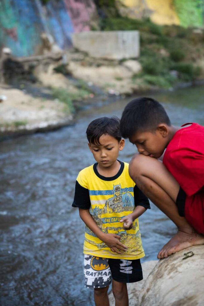 Rondreis Java: de mooiste reisroute voor 1, 2 of 3 weken 2 Twee lokale jongens bij een rivier in Java