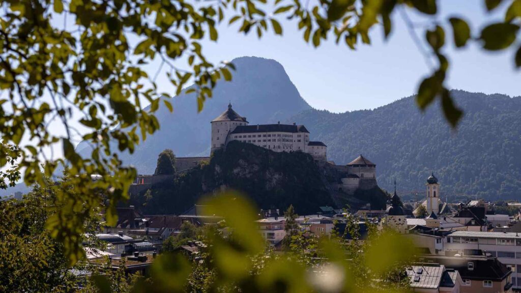 Wat te doen in Kufstein? De leukste bezienswaardigheden en tips 6 Festung Kufstein vanaf uitkijkpunt in de stad Kufstein in Tirol