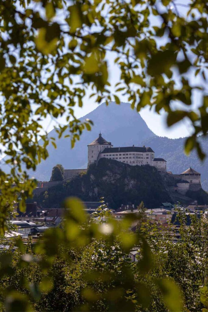 Wat te doen in Kufstein? De leukste bezienswaardigheden en tips 10 Festung Kufstein vanaf uitkijkpunt in de stad Kufstein in Tirol-2