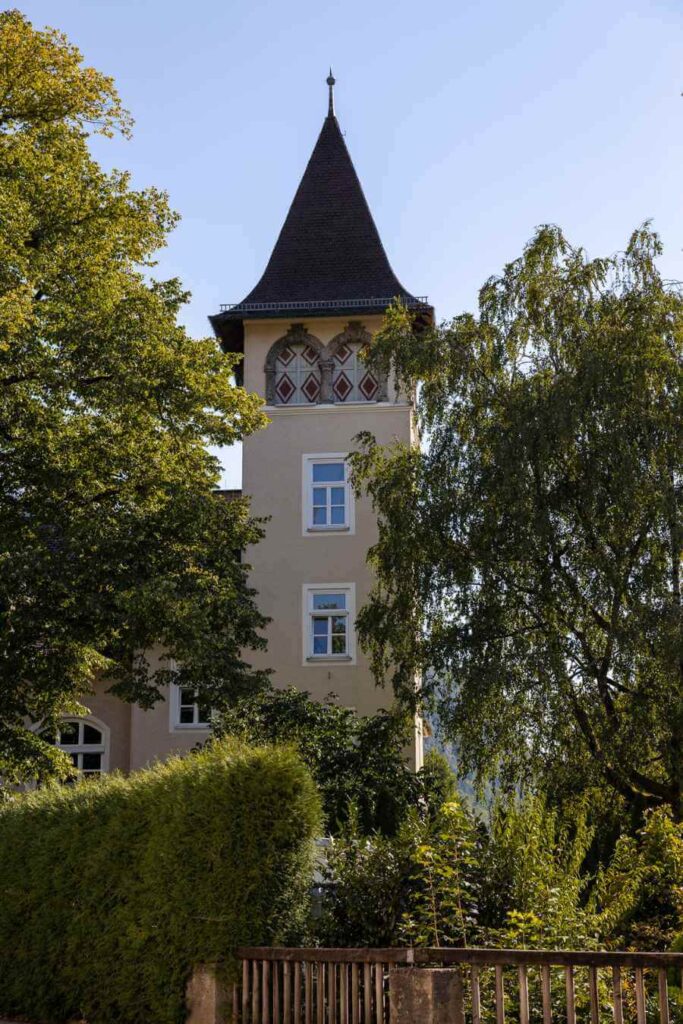 Wat te doen in Kufstein? De leukste bezienswaardigheden en tips 13 Gele kerk in de stad Kufstein in Tirol