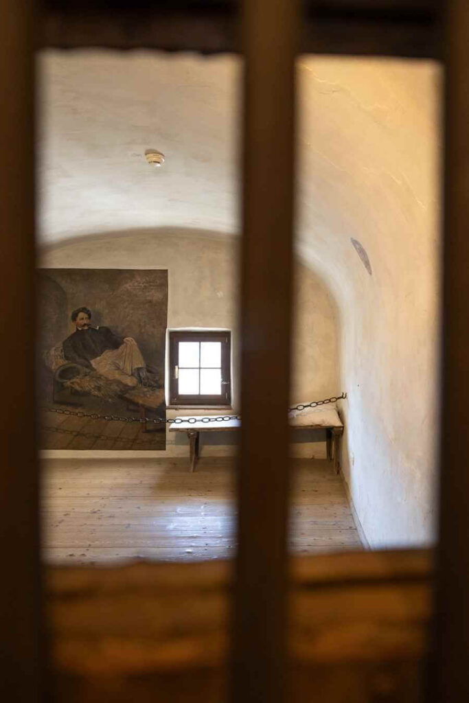 Wat te doen in Kufstein? De leukste bezienswaardigheden en tips 8 Gevangenis van Festung Kufstein in Oostenrijk