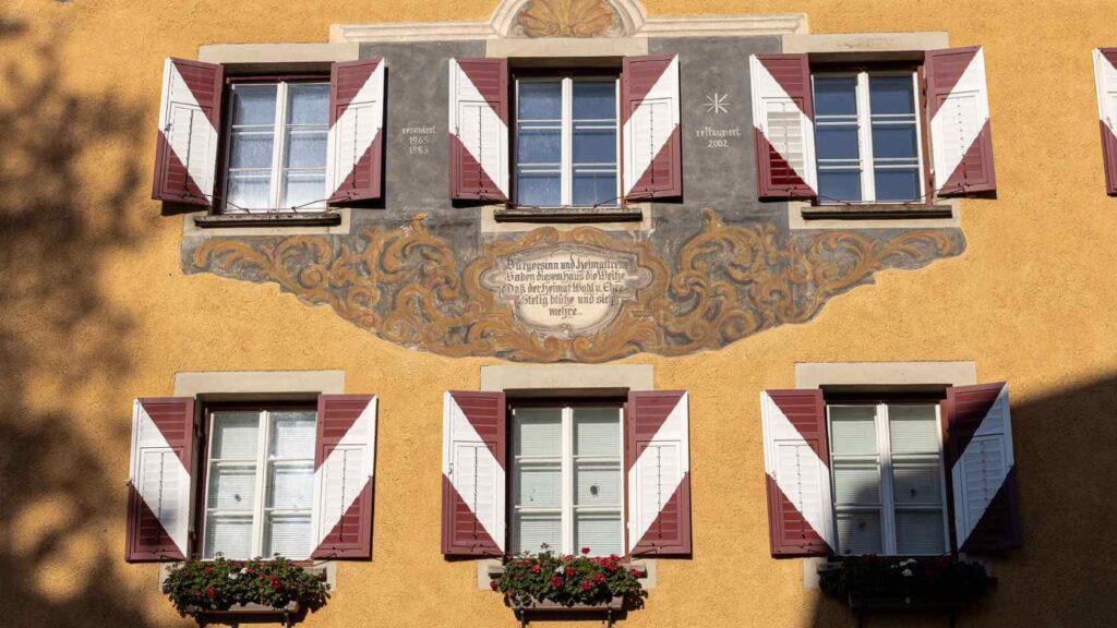 Wat te doen in Kufstein? De leukste bezienswaardigheden en tips 16 Kleurrijke gele gevel in Kufstein centrum