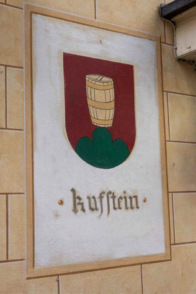 Wat te doen in Kufstein? De leukste bezienswaardigheden en tips 1 Muurschildering in de straten van Kufstein