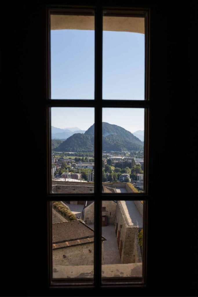 Wat te doen in Kufstein? De leukste bezienswaardigheden en tips 9 Uitzicht vanuit raam Festung Kufstein in Oostenrijk